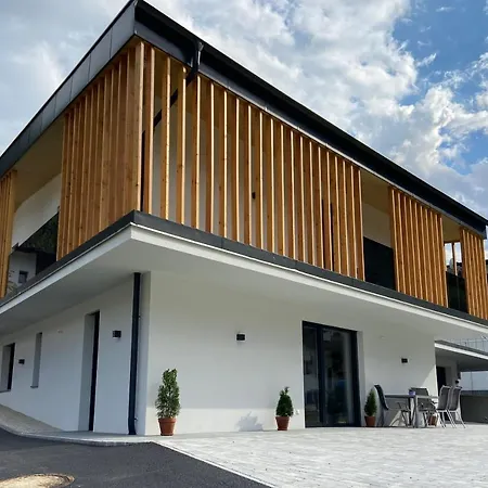 Jasmin ノイシュティフト・イム・シュトゥーバイタール